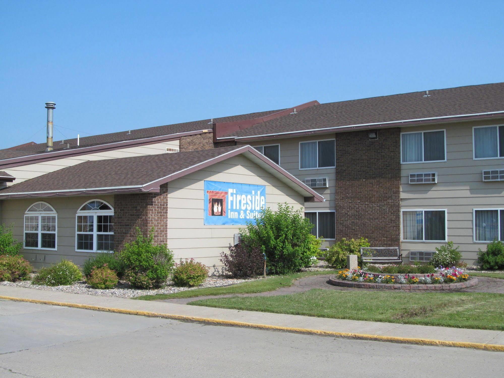 Fireside Inn And Suites Devils Lake Exterior photo