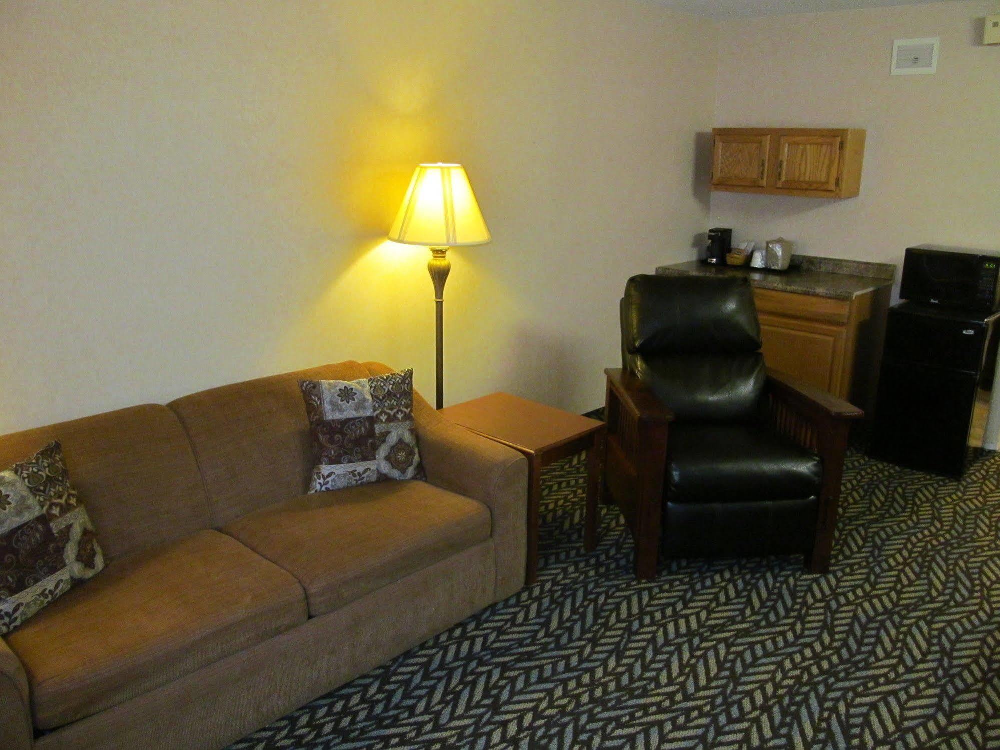 Fireside Inn And Suites Devils Lake Exterior photo