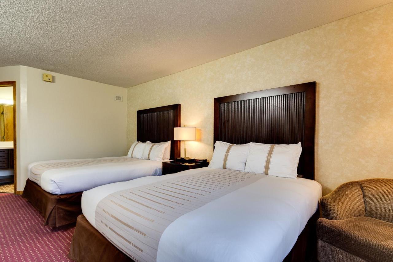Fireside Inn And Suites Devils Lake Exterior photo