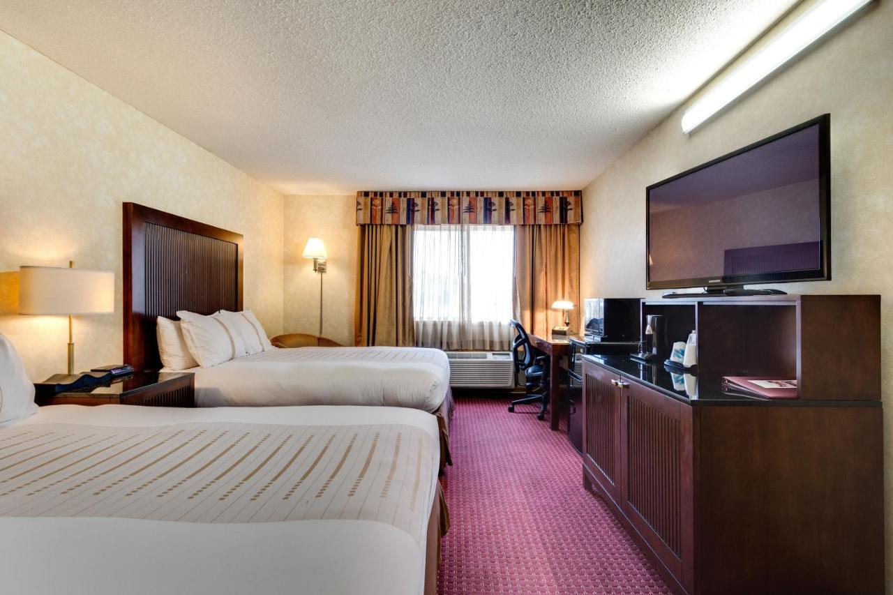Fireside Inn And Suites Devils Lake Exterior photo