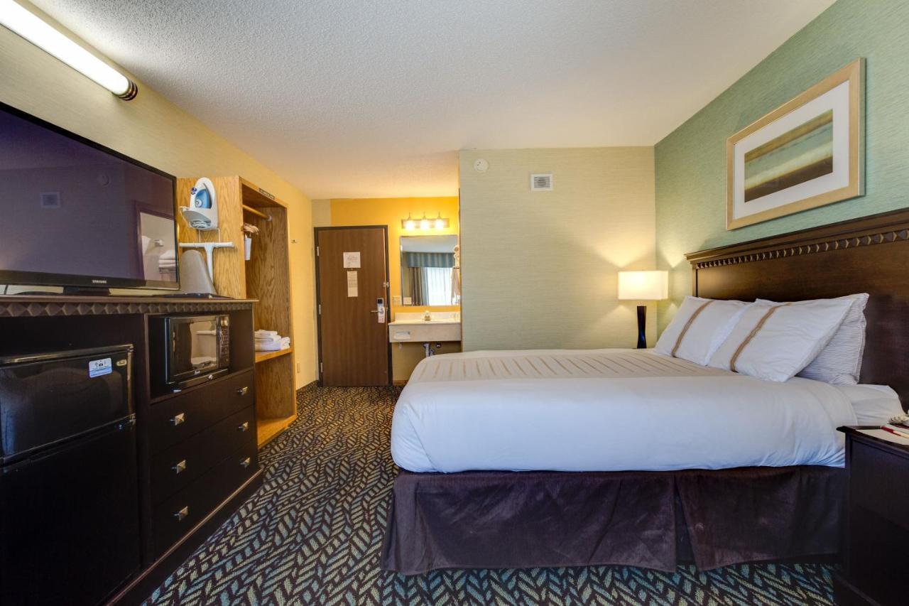 Fireside Inn And Suites Devils Lake Exterior photo